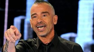 Eros Ramazzotti abbraccia la donna della sua vita - Solonotizie24