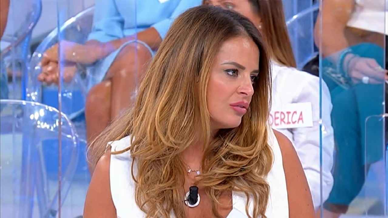 Roberta Di Padua ira funesta al Trono over : "Sei un grande st***o"