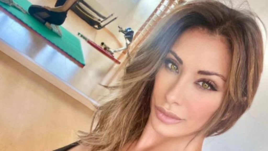 Sabrina Salerno il selfie in canotta è da urlo: “Cercasi disperatamente”