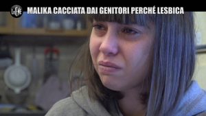 In queste settimane la storia di Malika ha tenuto l’Italia con il fiato sospeso e non solo, dato che molto esponenti del mondo dello spettacolo sono scesi in campo per aiutare la giovane ragazza dopo che la famiglia ha deciso di cacciarla di casa dopo il suo coming out, colpevole di amare una donna.