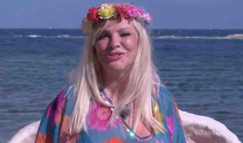 Isola dei Famosi Cicciolina si mostra così in topless fuori tutto La reazione dei fans