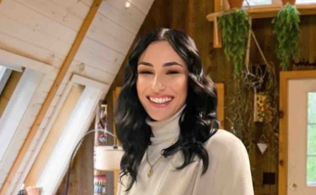 Giulia Pauselli mostra il pancione sui social: la ballerina è al settimo cielo