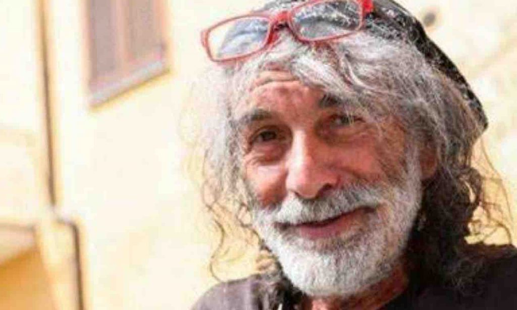 Mauro Corona, la confessione: “Faccio una doccia al mese”. Ecco perché